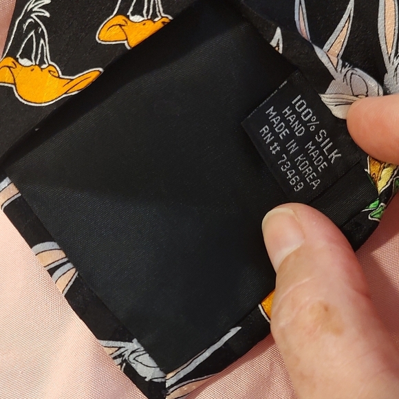 Official Looney Tunes Silk Tie with Bugs Bunny Daffy Duck Martian - Picture 5 of 6